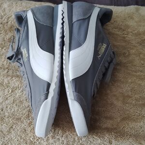 Puma Men's Gray and White Sneakers